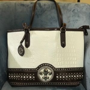 White and brown purse ⚜️